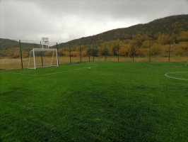 Спортивную площадку для занятий футболом и волейболом в селе Вывенка